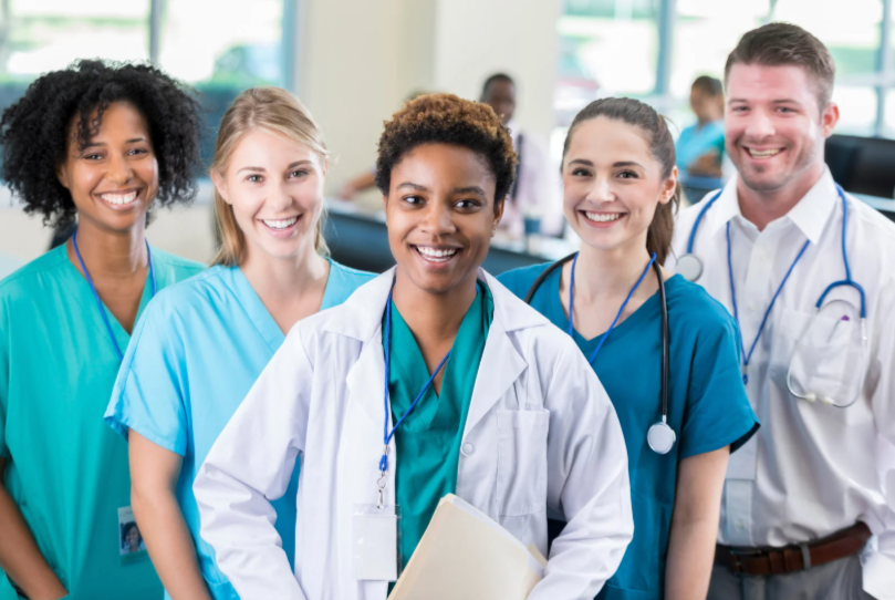 Une équipe diverse de professionnels de la santé