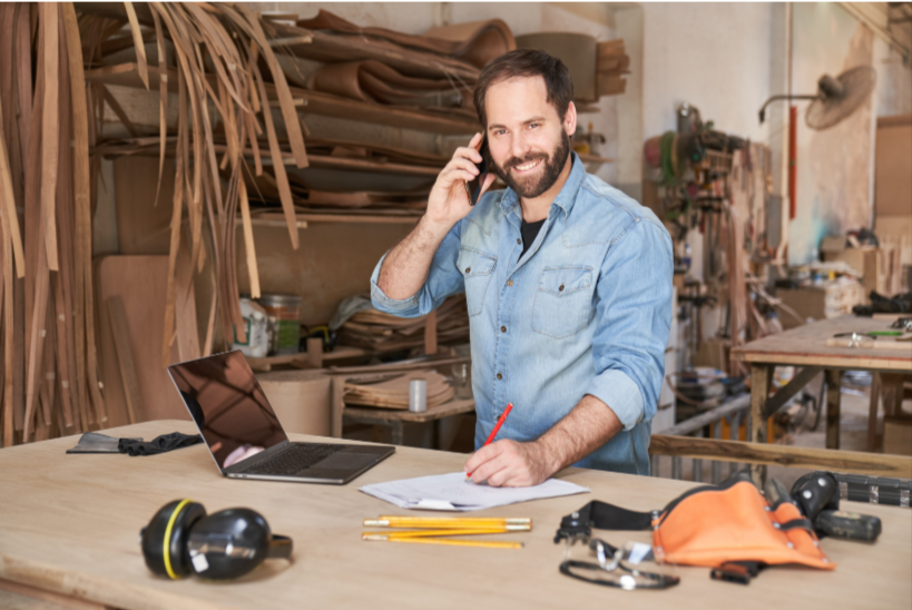 Professionnel tenant des symboles de protection